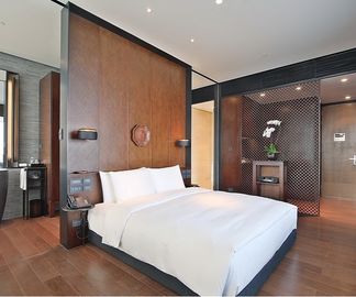 A mobília escura do quarto do hotel do revestimento da noz do estilo clássico ajusta-se altamente durável