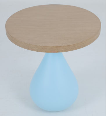 Mesa de cabeceira moderna de madeira com base em forma