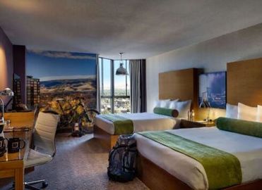 Bom preço Mobília do quarto do hotel de luxo da madeira maciça das camas gêmeas com placa do MDF on-line
