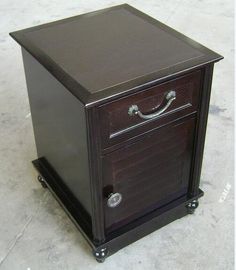 Bom preço Madeira escura Nightstand com gavetas, suporte estreito da parte superior de HPL da noite da tabela de cabeceira on-line