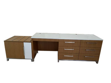 Bom preço Mesa de escrita superior de vidro da mobília do hotel com multi gavetas inteiramente Assambled on-line