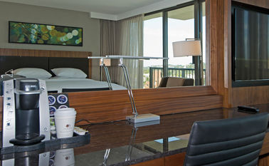 Bom preço Grupos de quarto de 5 estrelas da mobília do hotel da parte alta, carvalho dos bens de caso da hospitalidade/madeira da noz on-line
