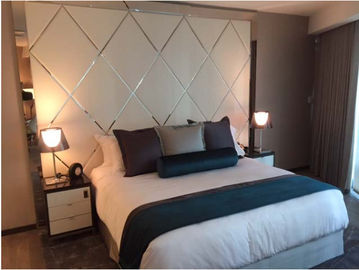 Bom preço A mobília de 5 estrelas elegante do quarto do hotel de luxo ajusta-se com quadro do metal on-line
