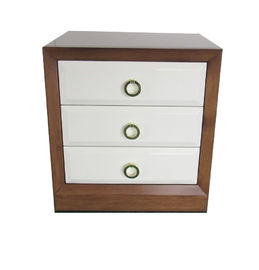Bom preço Suportes de madeira da noite do quarto do quadro da noz com 3 revestimento branco Front Panel Drawers on-line