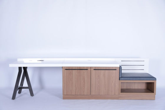 Bom preço Uma mesa linear simples e moderna com banco de bagagem e guarda-roupa para o hotel. on-line