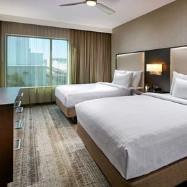 Bom preço Casegoods feito-à-medida da hospitalidade do hotel de 5 estrelas moderno luxuoso FFE do estilo, mobília de madeira do quarto do hotel on-line