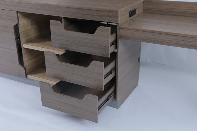Modern Bedroom Custom Expansive Linear TV Panel And Desk Cabinet Para o Hotel Hilton 3