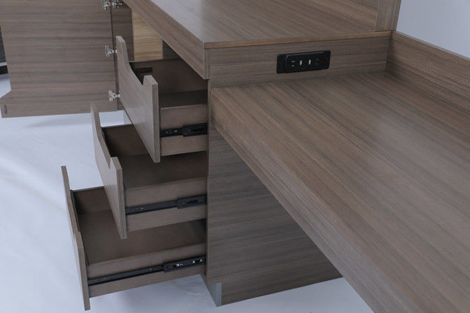 Modern Bedroom Custom Expansive Linear TV Panel And Desk Cabinet Para o Hotel Hilton 2