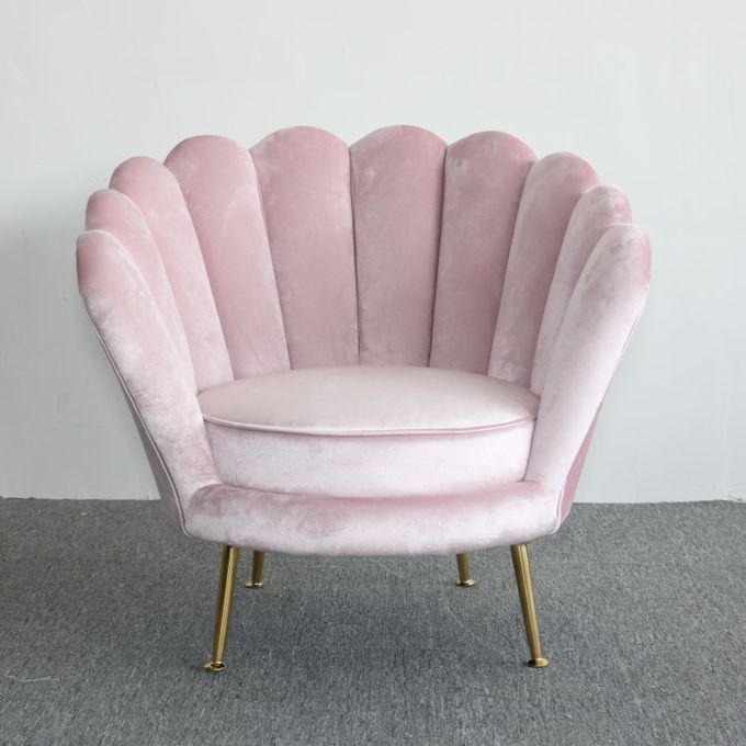A flor nórdica do estilo dá forma à poltrona do acento de veludo da altura de 78cm 2