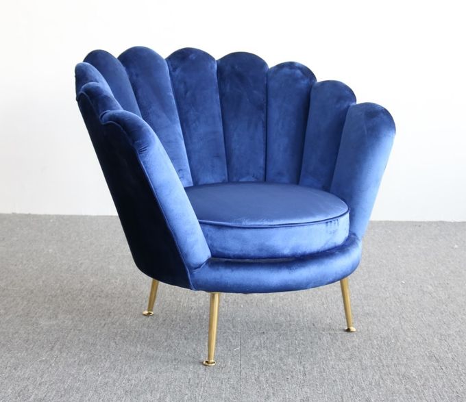 A flor nórdica do estilo dá forma à poltrona do acento de veludo da altura de 78cm 0